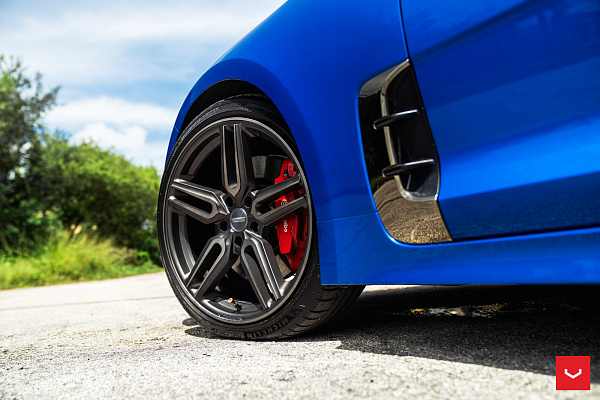 Фото дисков Vossen HF-1 Сатиновый графит на Kia Stinger