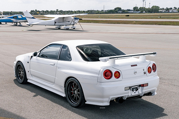 Фото дисков Strasse Wheels R10 Competition Черный глянец на Nissan GT-R