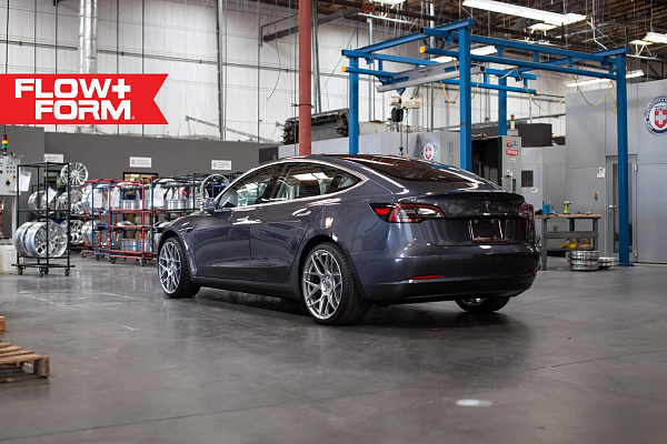 Фото дисков HRE FF01 Серебро на Tesla Model 3