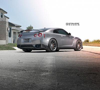 Фото дисков Strasse Wheels R10 Deep Concave на Nissan GT-R