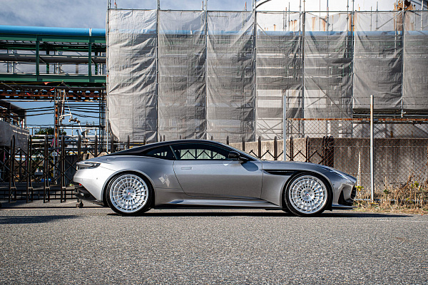 Фото дисков HRE 515 GTM Глянцевый лак на Aston Martin DB12