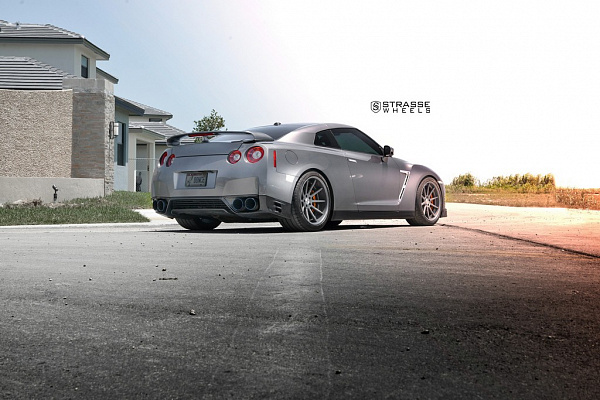 Фото дисков Strasse Wheels R10 Deep Concave Другой цвет на Nissan GT-R