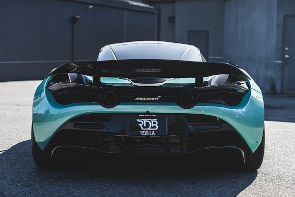 Фото дисков Brixton Forged PF10 Белый глянец на McLaren 720S