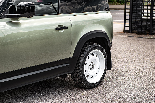 Фото дисков Kahn British Heritage RS Белый глянец на Land Rover Defender II