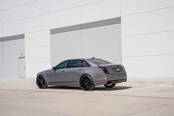 Фото дисков Savini BM15 Черный глянец на Cadillac CT5