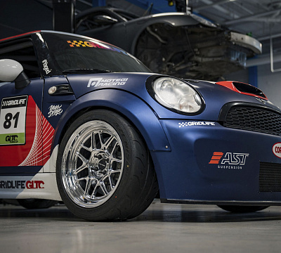 Фото дисков Motegi Racing MF414 Tsubaki на MINI Cooper III