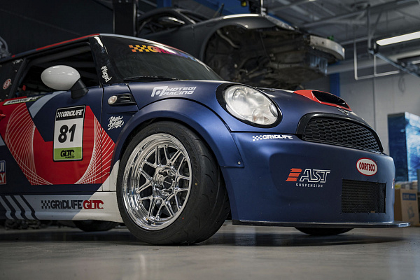 Фото дисков Motegi Racing MF414 Tsubaki Полированный лак на MINI Cooper III