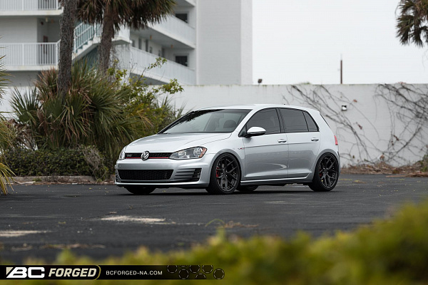 Фото дисков BC Forged HCS21 Глянцевый темный лак на Volkswagen Golf VII