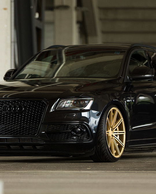 Фото дисков CV4 Сатиновое золото на Audi Q5 (8R)