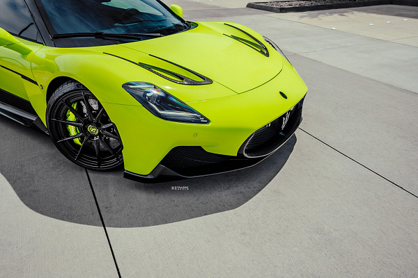 Фото дисков Strasse Wheels SV10 Deep Concave Duoblock Черный глянец на Maserati MC20