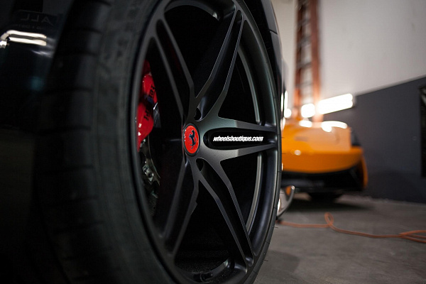 Фото дисков HRE P107 Черный сатин на Ferrari 599