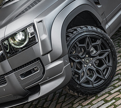 Фото дисков Kahn Type 57 RS на Land Rover Defender II