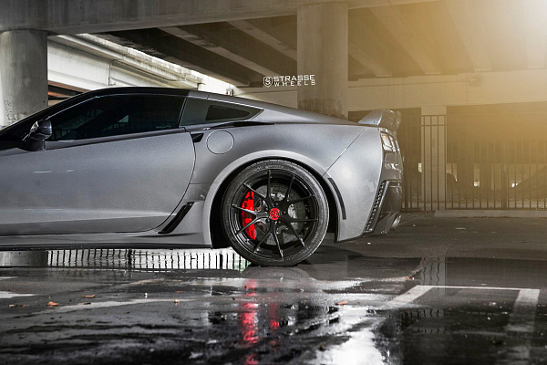 Фото дисков Strasse Wheels SM5R Deep Concave Monoblock Черный глянец на Chevrolet Corvette C7
