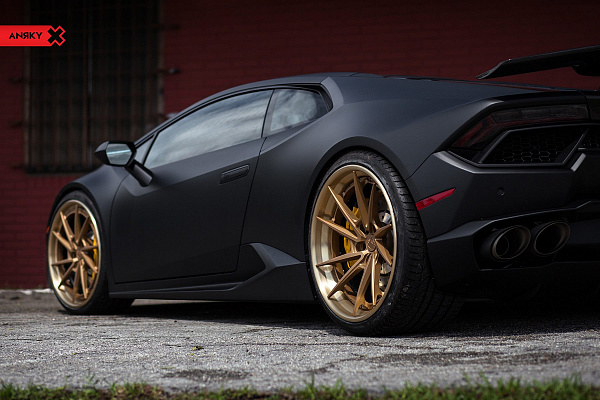 Фото дисков Anrky AN33 Сатиновое золото на Lamborghini Huracan