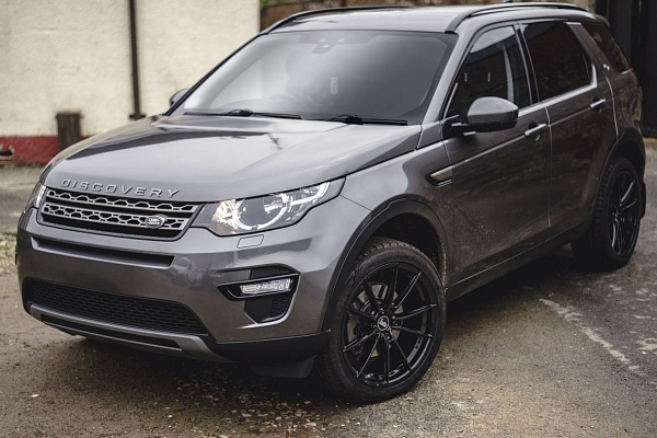 Фото дисков Bola B19 Черный глянец на Land Rover Discovery Sport