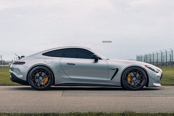 Фото дисков Strasse Wheels SM5RT Deep Concave FS Черный глянец на Mercedes-Benz AMG GT II