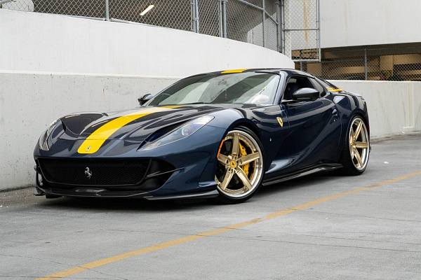 Фото дисков Anrky AN35 Глянцевое золото на Ferrari 812