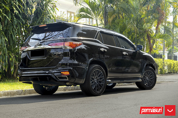 Фото дисков Vossen HF6-3 Сатиновый графит на Toyota Fortuner II
