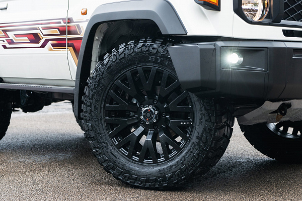 Фото дисков Kahn G22 DC Черный сатин на Toyota Land Cruiser 70