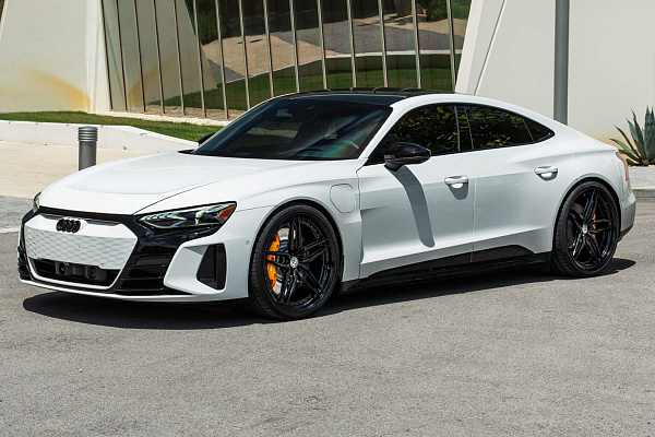 Фото дисков HRE S107SC Черный глянец на Audi E-tron GT