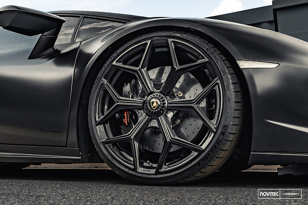 Фото дисков NOVITEC NL4 Черный глянец на Lamborghini Huracan