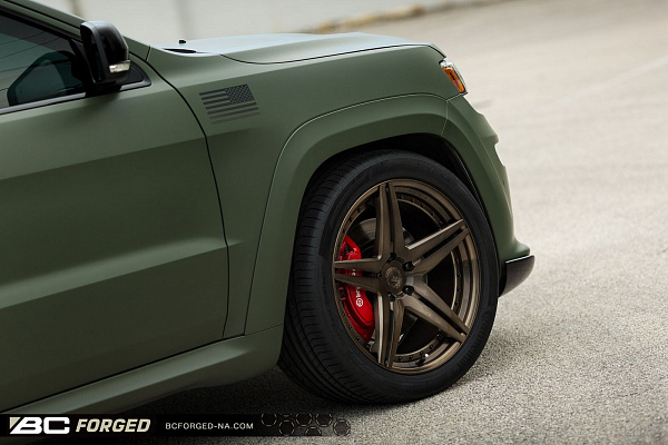 Фото дисков BC Forged HC052 Глянцевая бронза на Jeep Grand Cherokee IV