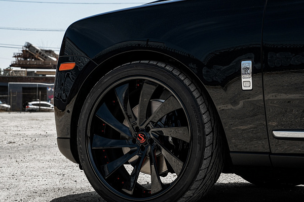Фото дисков Savini SV81 Черный глянец на Rolls-Royce Cullinan