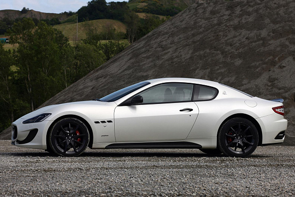 Фото дисков Maserati ASTRO Черный глянец на Maserati GranTurismo I