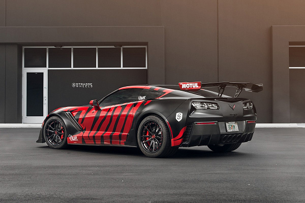 Фото дисков Strasse Wheels SV1 Deep Concave FS Черный глянец на Chevrolet Corvette C7