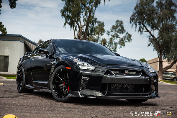 Фото дисков Strasse Wheels R10 Deep Concave Monoblock Черный глянец на Nissan GT-R