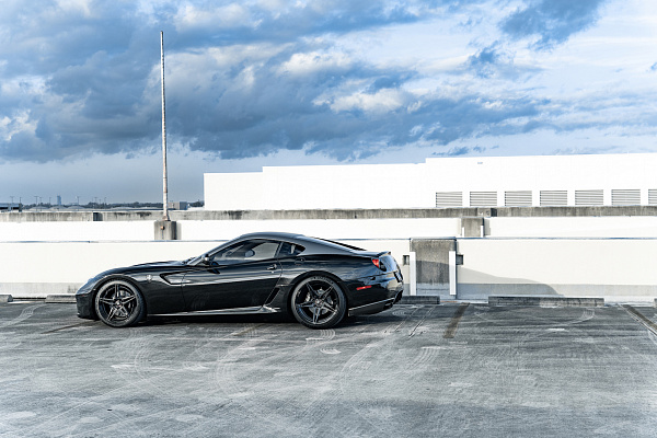 Фото дисков Strasse Wheels SV2 Deep Concave Duoblock Другой цвет на Ferrari 599