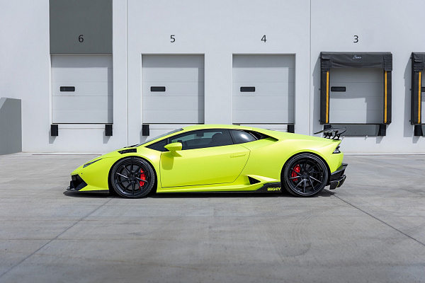 Фото дисков Strasse Wheels SV10T Deep Concave FS Черный глянец на Lamborghini Huracan