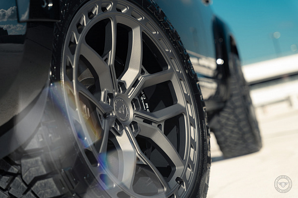 Фото дисков Vossen UV-X Матовый графит на Land Rover Defender II