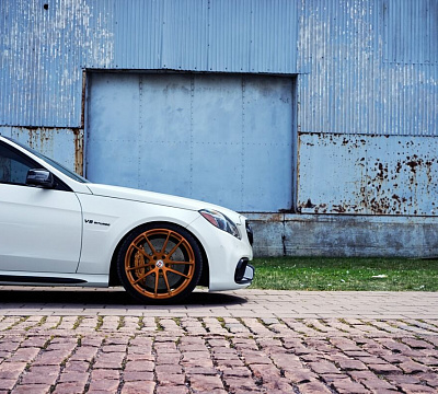 Фото дисков HRE P104 на Mercedes-Benz E-Class (W212, S212, C207)