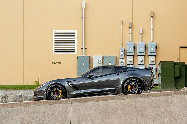 Фото дисков Strasse Wheels SM5RT Deep Concave FS Черный глянец на Chevrolet Corvette C7