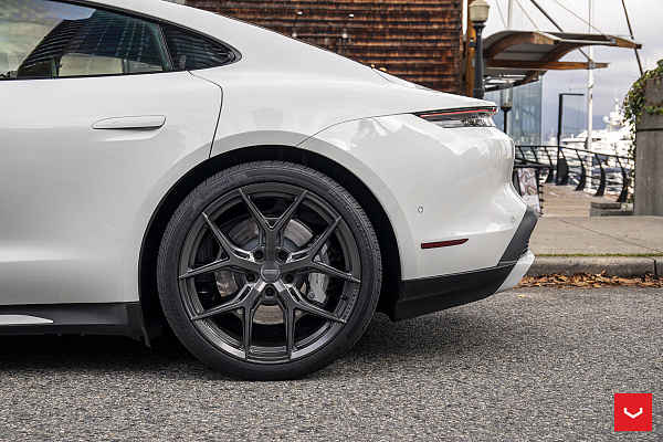 Фото дисков Vossen HF-5 Глянцевый графит на Porsche Taycan I