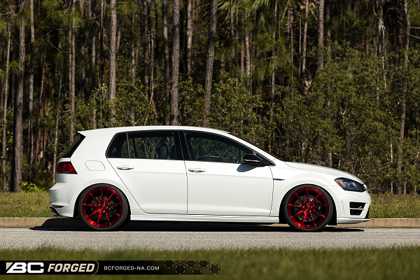 Фото дисков BC Forged RZ39 Красный глянец на Volkswagen Golf VII
