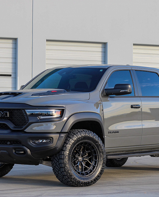 Фото дисков HFX-1 (6-Lug) Черный глянец на Ram 1500 V