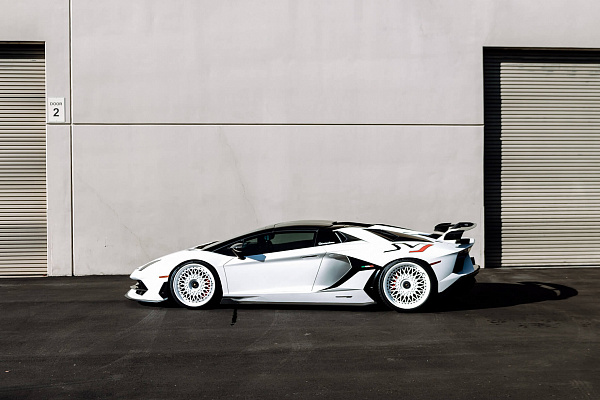Фото дисков HRE 501 Белый глянец на Lamborghini Aventador