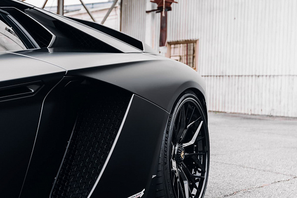 Фото дисков Brixton Forged TR05 Черный глянец на Lamborghini Aventador