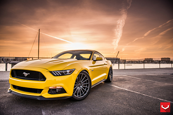 Фото дисков Vossen VFS-2 Глянцевый графит на Ford Mustang VI