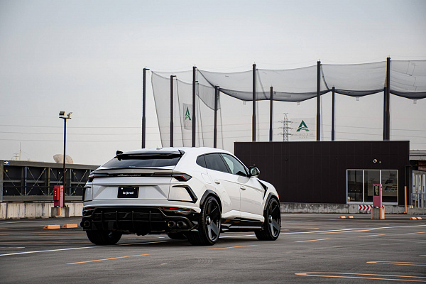 Фото дисков HRE L105M Черный глянец на Lamborghini Urus