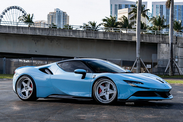 Фото дисков Strasse Wheels F5 Track Глянцевый лак на Ferrari SF90