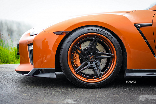 Фото дисков Strasse Wheels SV2T Deep Concave FS Черный глянец на Nissan GT-R
