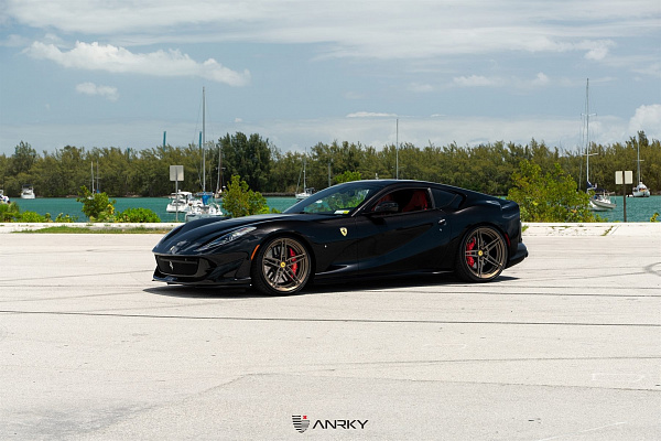 Фото дисков Anrky AN27 Сатиновая темная бронза на Ferrari 812