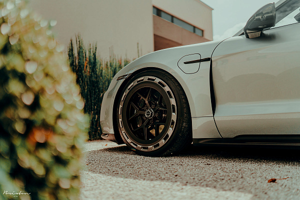 Фото дисков Brixton Forged PF7 Aerotech Черный сатин на Porsche Taycan I