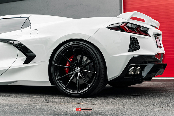 Фото дисков HRE P104SC Черный глянец на Chevrolet Corvette C8