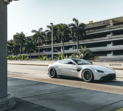 Фото дисков Strasse Wheels SV1T Deep Concave FS на Aston Martin Vantage 2