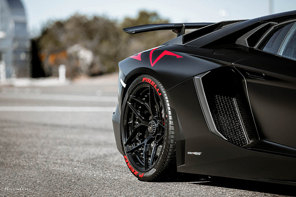 Фото дисков Brixton Forged PF5 Черный глянец на Lamborghini Aventador