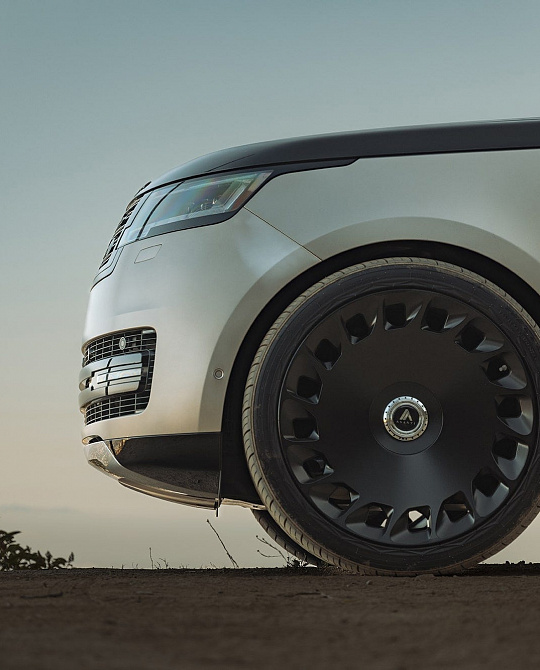 Фото дисков ARISTOCRAT Черный глянец на Range Rover V